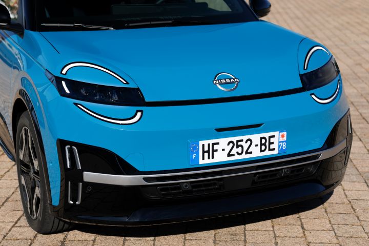 Detailaufnahme der Frontpartie des neuen Nissan Micra in Blau