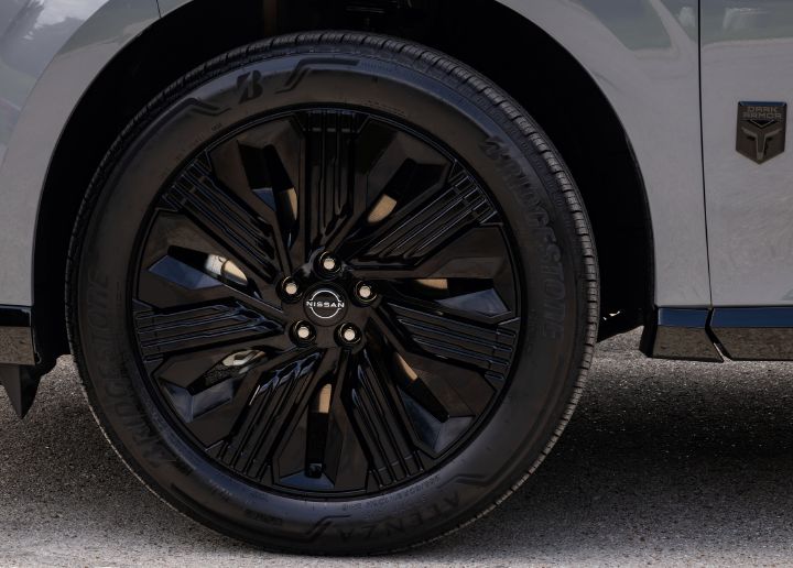 Close up of the wheel, featuring a black rim, on the 2027 Nissan Murano Dark Armor.