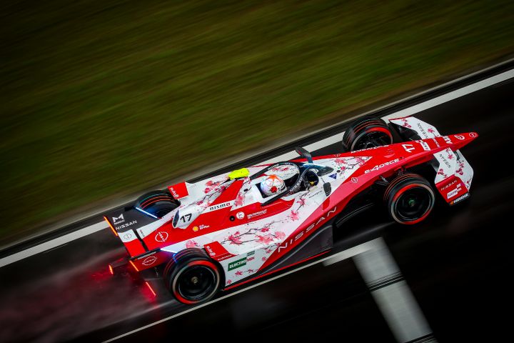 Luftaufnahme von Norman Nato, der den rot-weißen Nissan Formel E Rennwagen mit der Nummer 17 bei nassen Bedingungen während des Shanghai E-Prix fährt.