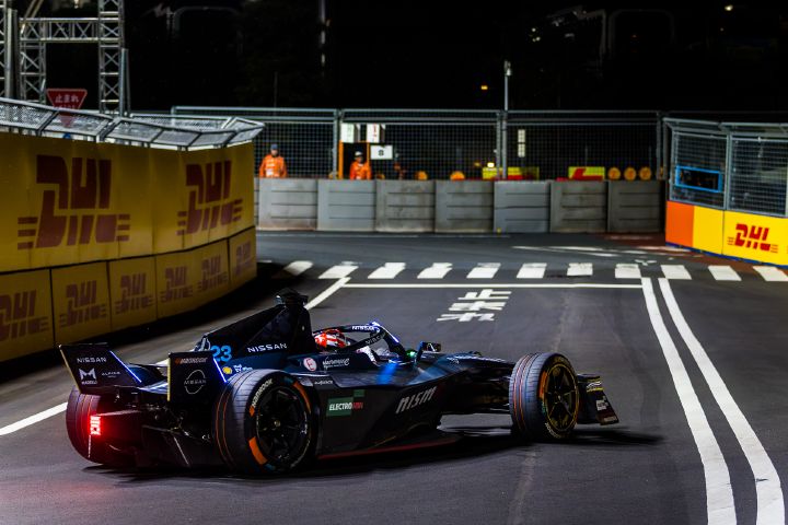 Heckansicht von Norman Nato im Nissan Formel E Rennwagen mit der Startnummer 23 während des Tokyo-E-Prix-Wochenendes, auf dem das DHL-Logo zu sehen ist.