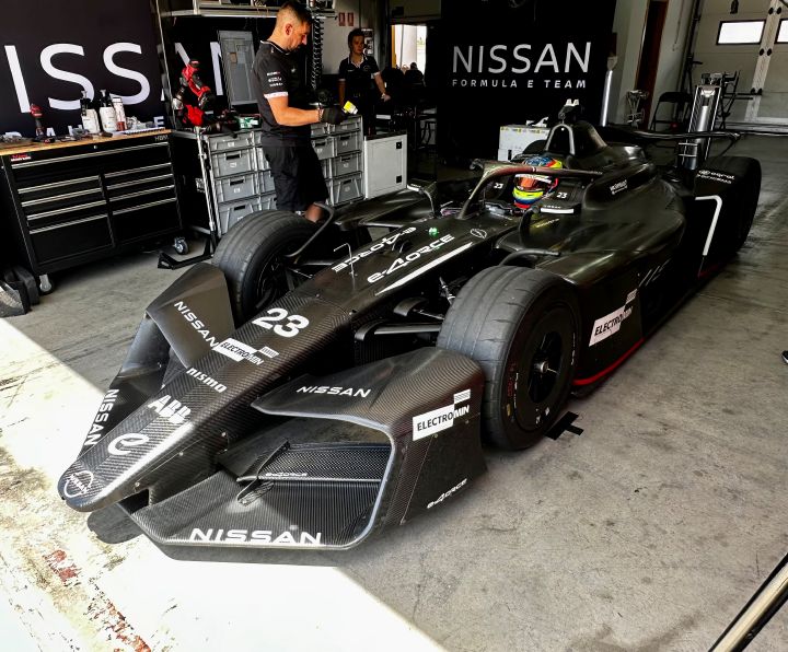 Oliver Rowland, der im GEN4-Entwicklungsauto des Nissan Formula E Teams in der Garage sitzt