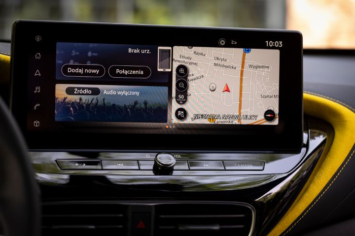 Zbliżenie na ekran systemu multimedialnego w Nissanie Juke