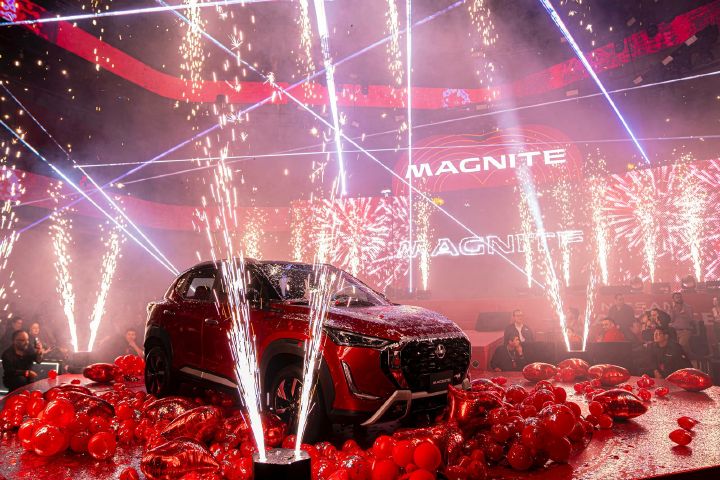 Nissan Magnite rojo en escenario con luces.