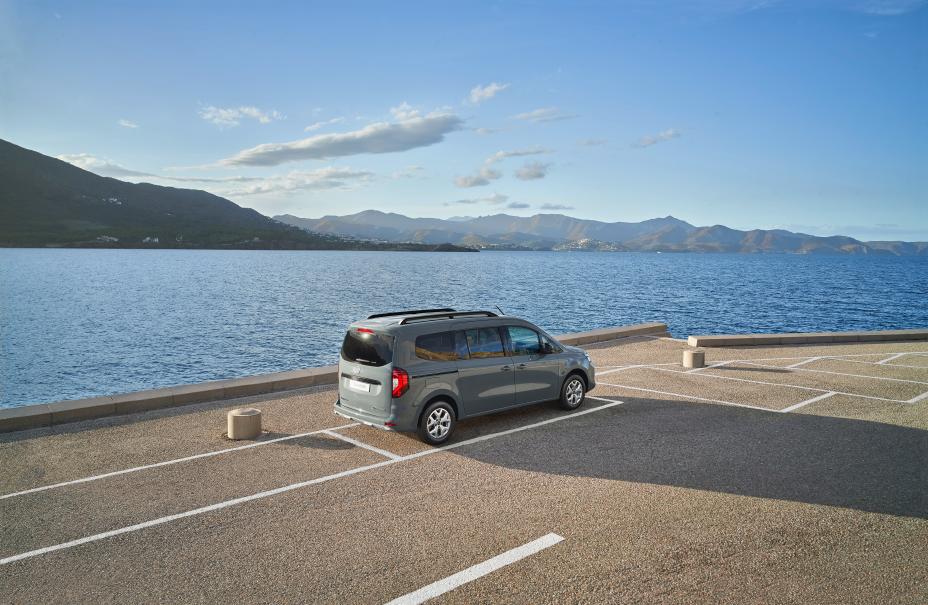 Heckansicht eines grauen Nissan Townstar Kombi L2 auf einem Parkplatz am Meer