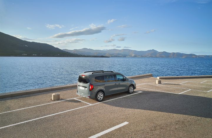 Heckansicht eines grauen Nissan Townstar Kombi L2 auf einem Parkplatz am Meer