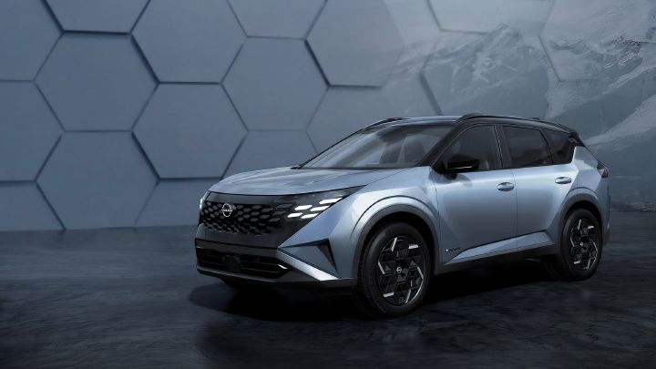 Un Nissan Rogue Hybrid e‑POWER vu de trois quarts, devant un arrière‑plan composé de montagnes et de carreaux.