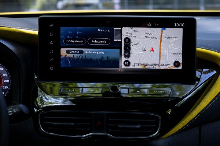 Zbliżenie na ekran systemu multimedialnego w Nissanie Juke