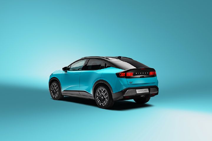 9/10 rear view of new LEAF in luminous teal color, Ni-San pattern on wheels, glass roof, 3D holographic Ni-san pattern rear lamps – LOW Res