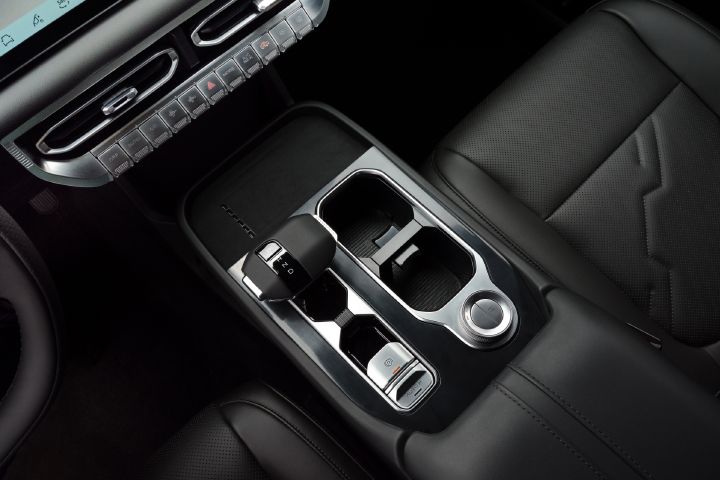 Nissan debuts the Frontier Pro PHEV globally in Mexico.