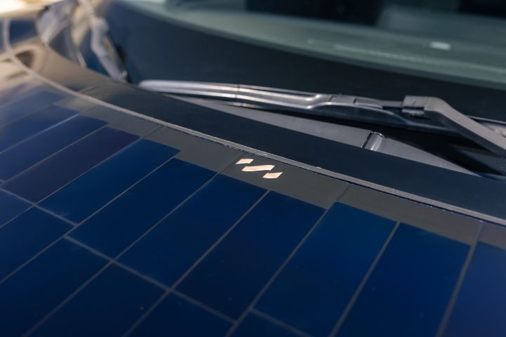 Detailansicht der Solarzellen in der Fronthaube des Nissan Ariya Concepts mit Solartechnologie