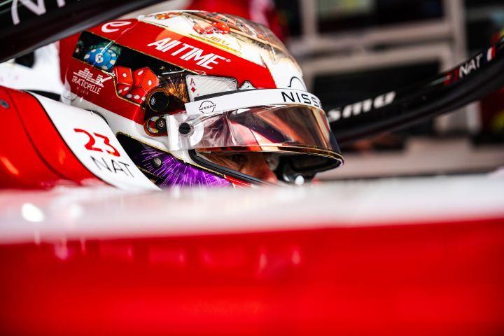 Nahaufnahme auf den Helm von Norman Nato, der in seinem Nissan Formel E Rennwagen sitzt
