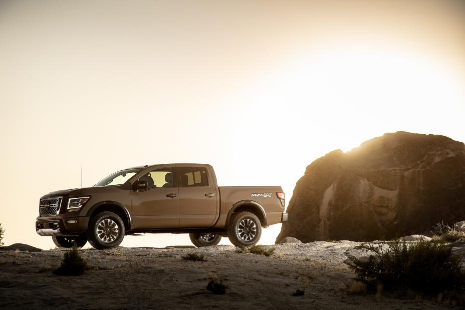 Un Nissan TITAN PRO-4X 2020 stationné sur un chemin de terre.