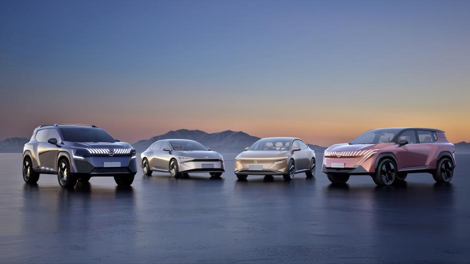 Quatro novos carros-conceitos da Nissan estacionados em forma de U