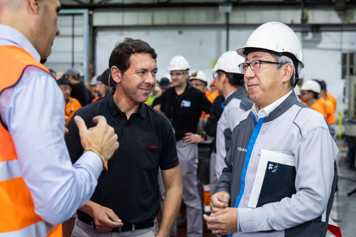 Iguchi San con Luis Bajo, Manager Comunicación Corporativa de NMISA y Jorge Alonso, director de la planta de Nissan Cantabria