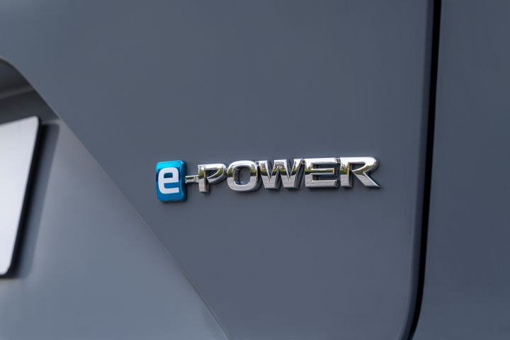 Extérieur gris Nissan QASHQAI gros plan du mot e‑power à l’arrière droit.