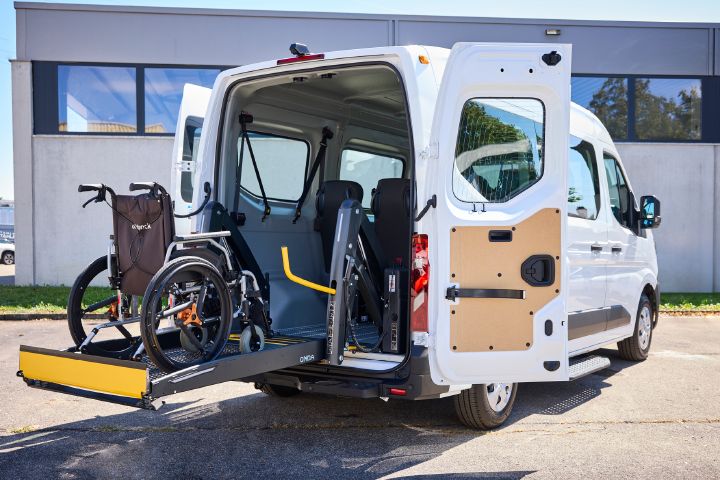 3/4 Heckansicht des Nissan Interstar-e mit MobiTEC Ausbau, am Heck ist ein Lift mit darauf stehendem Rollstuhl zu sehen