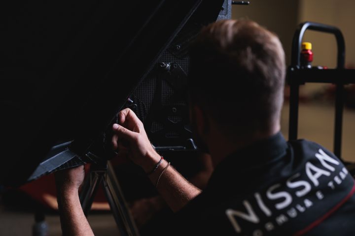 Blick über die Schulter eines Mechanikers bei der Arbeit am Nissan Formel E Rennboliden