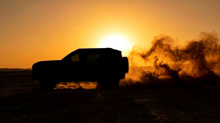 Teaser mostra a silhueta do novo XTerra, um SUV robusto andando em um deserto e levantando uma nuvem de poeira. Ao fundo, o por do sol