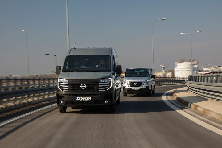 Ujęcie dynamiczne Nissan Primastar i Interstar na drodze
