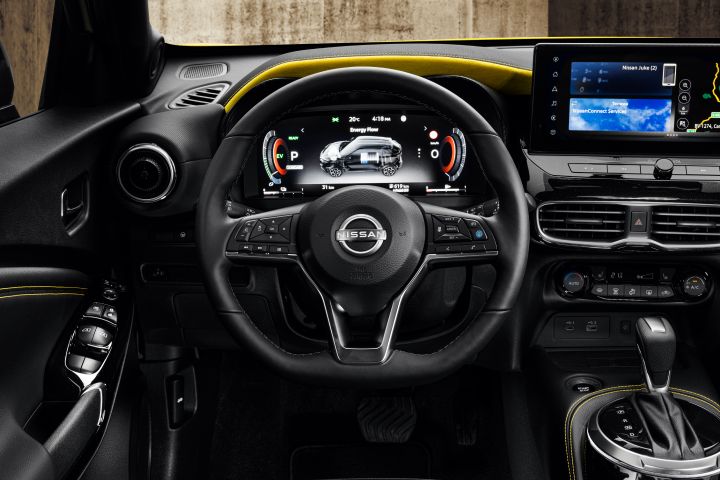 Innenraum des Nissan Juke mit Lenkrad und Fahrerinformationsdisplay