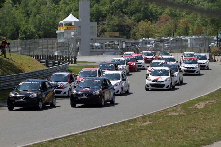 Groupe de voitures de la Coupe Micra courant sur la piste.
