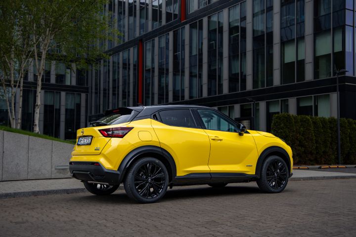 Żółty Nissan Juke stojący bokiem przed budynkiem