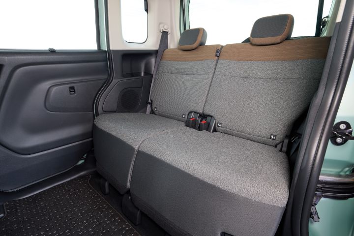 The rear seat of the new Nissan Roox kei car features an interior color scheme in charcoal gray. The overall tone conveys a sense of comfort and refinement through its subdued and cohesive design.