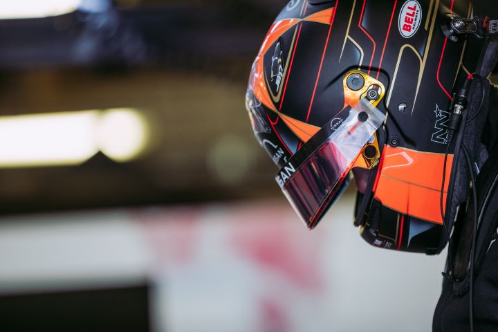 Pilote de Formule E portant un casque.