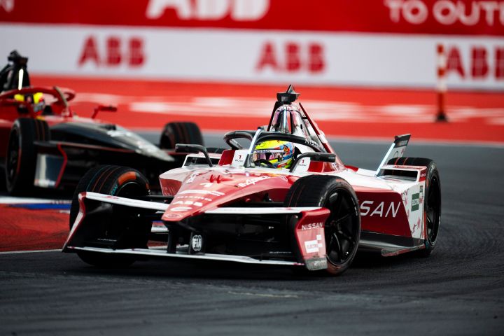 Oliver Rowland auf der Rennstrecke in São Paulo in seinem rot-weißen Nissan Formel E Team-Rennwagen, während er eine Rechtskurve durchfährt.