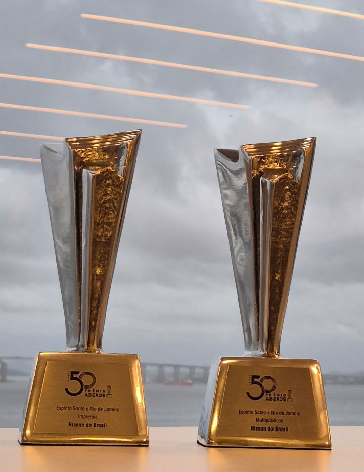 Dois troféus do prêmio Aberje com o logo gravado na base