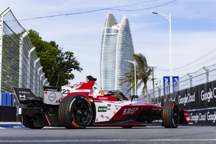 Carro da equipe Nissan de Fórmula E durante corrida em Sanya, na China