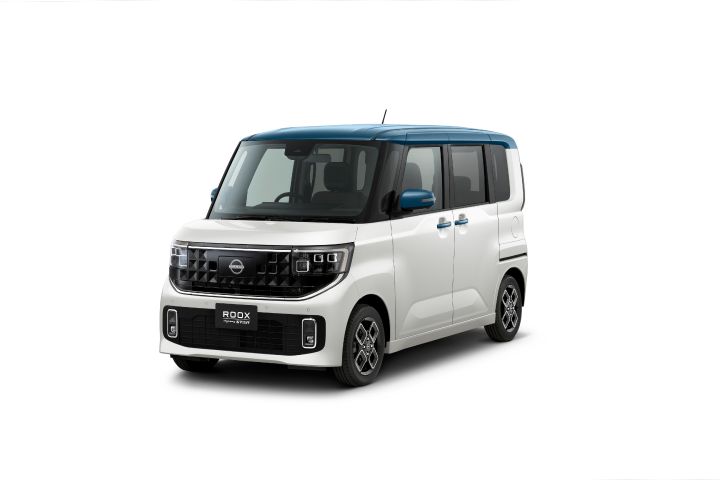 A white pearl_seto blue_two-tone (body color) new Nissan Roox kei car (Highway Star) is positioned facing slightly to the front-left against a plain white background.