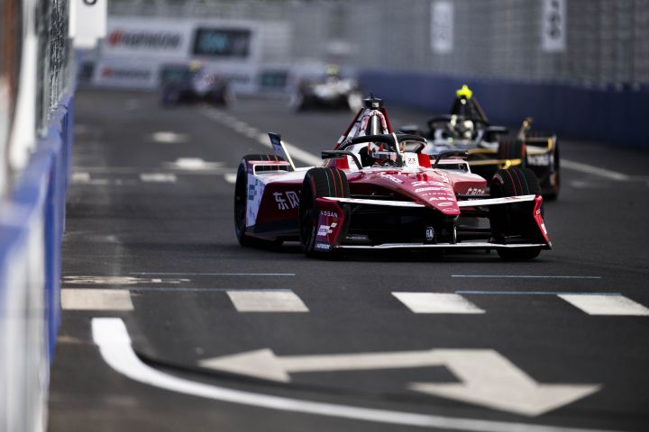 Frontalaufnahme von Norman Nato während des Sanya E-Prix, hinter ihm sind mehrere andere Autos zu sehen.