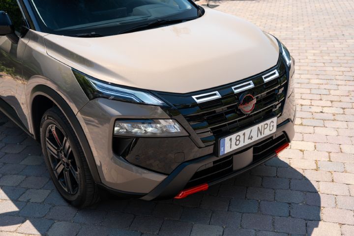 Dreiviertelansicht auf die Fahrzeugfront des Nissan X‑Trail N-Trek