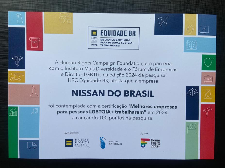 Certificado branco com grafismos coloridos que a atesta a Nissan do Brasil como uma das melhores empresas do Brasil para pessoas LGBTQIAPN+ trabalharem