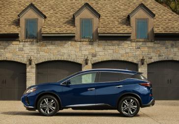 The 2019 Murano’s exterior has a more pronounced front V-motion grille, redesigned LED headlights and taillights, new LED fog lights, new 18-inch and 20-inch aluminum-alloy wheel designs and three fresh new exterior colors – Sunset Drift Chromaflair, Mocha Almond Pearl and Deep Blue Pearl.