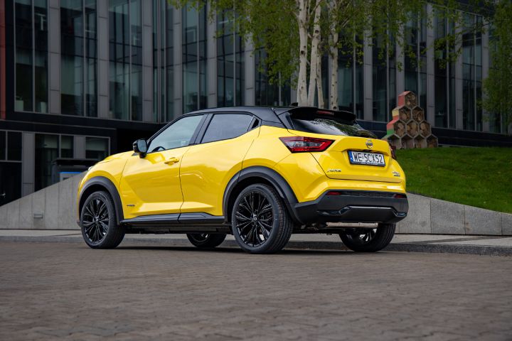 Żółty Nissan Juke stojący bokiem przed budynkiem