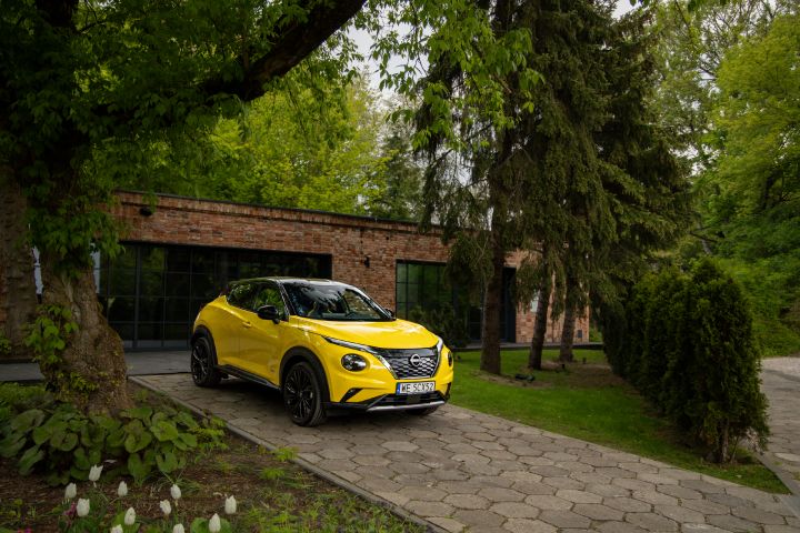 Żółty Nissan Juke stojący przed budynkiem