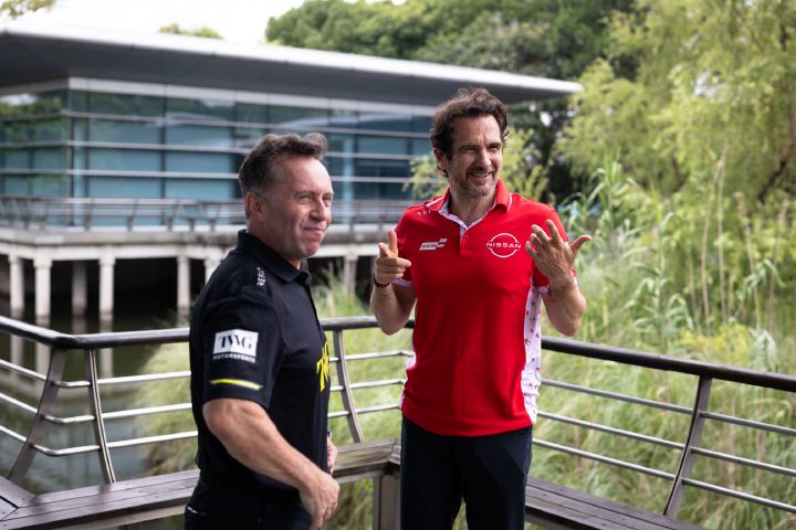 Bild im Querformat von Tommaso Volpe, Geschäftsführer und Teamchef des Nissan Formula E Teams, und Roger Griffiths, Teamchef von Andretti Formula E, im Gespräch.