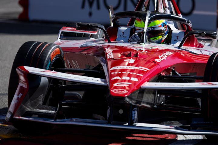 Nahaufnahme von Oliver Rowland im Nissan e‑4ORCE 05 mit der Startnummer 1 auf der Rennstrecke während des E-Prix von Monaco.