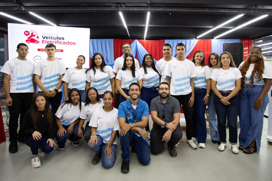 Turma formada posa com diplomas do curso durante cerimônia de formatura