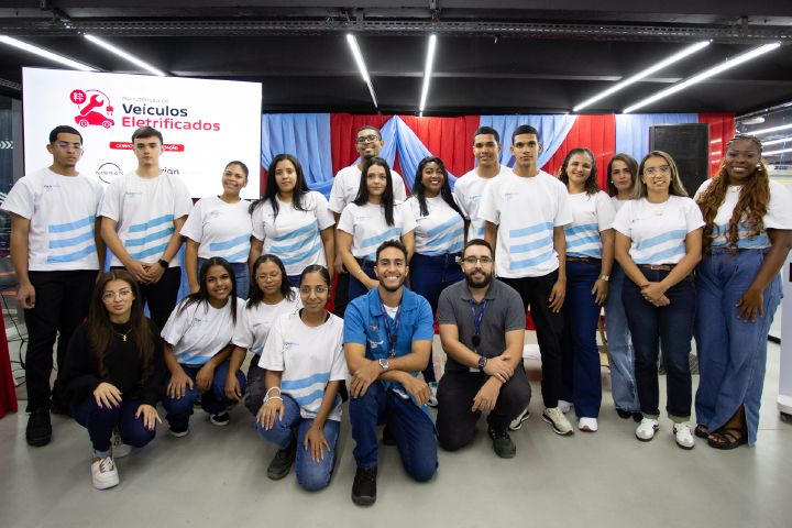 Turma formada posa com diplomas do curso durante cerimônia de formatura
