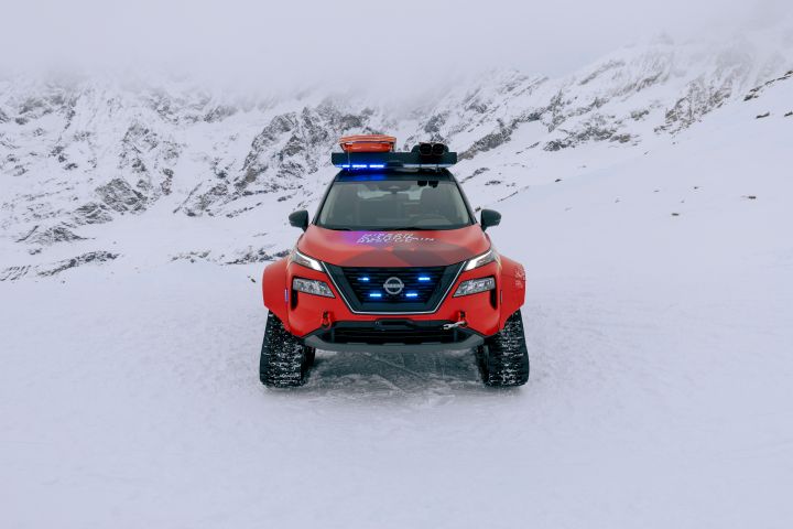 The front of Nissan X‑Trail Mountain Rescue is displayed in Cervinia, a ski resort.