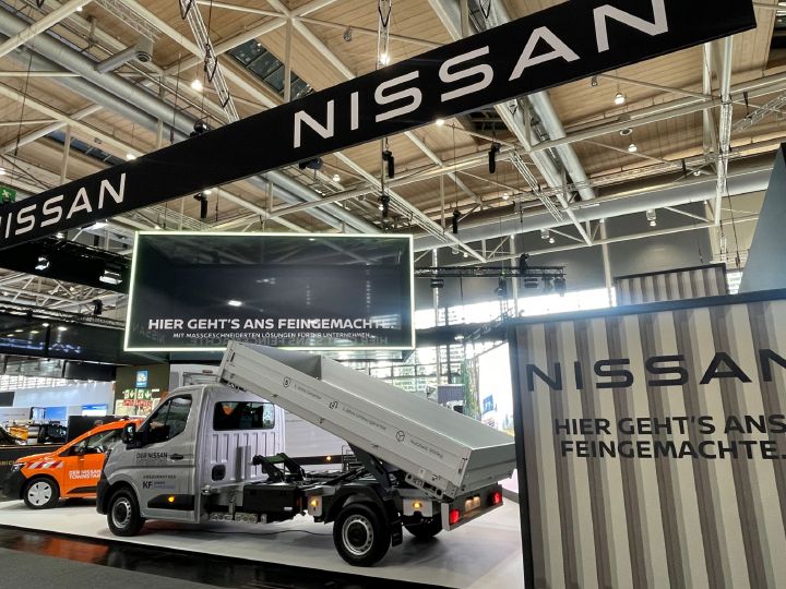 Nissan Messestand auf der IAA Transportation in Hannover mit einer seitlichen Ansicht eines Nissan Interstar mit aufgestellter Ladefläche
