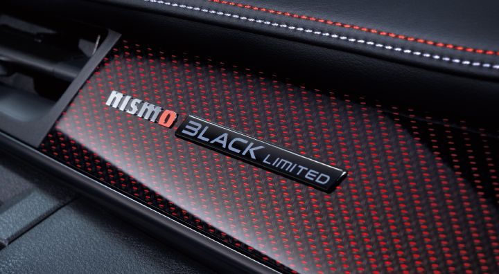 センターコンソールに配置されたBlack Limited専用バッジのクローズアップ
