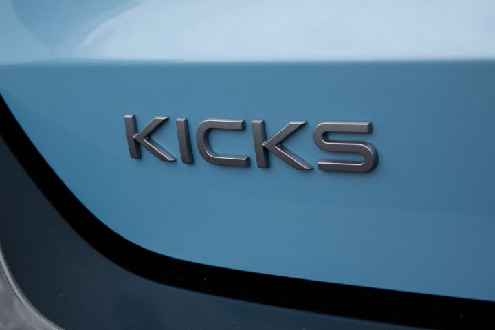 青みがかったキックスのリア部にある「KICKS」ロゴのクローズアップ。エンブレムが水平に配置され、ボディカラーとのコントラストが強調されている。