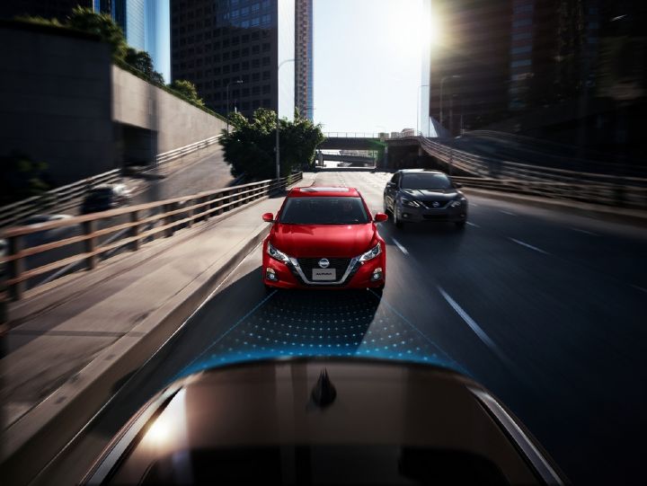 Una imagen de un Nissan Altima mostrando su sistema de detección frontal
