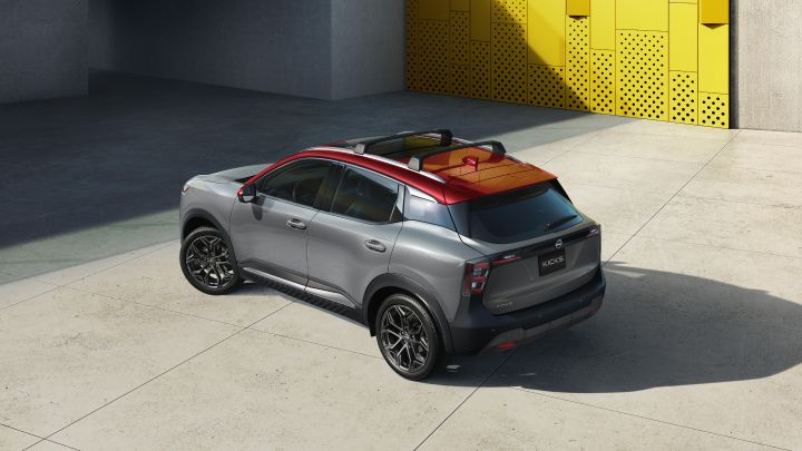 Parte trasera y costado de Nuevo Nissan Kicks. Al fondo se observa una pared amarilla.