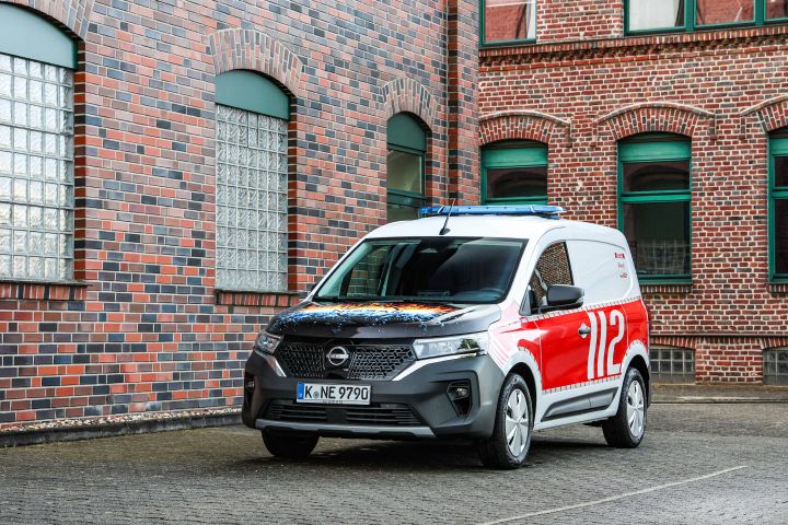 Nissan Townstar EV Mehrzweckfahrzeug Feuerwehr Holzapfel von schräg vorne