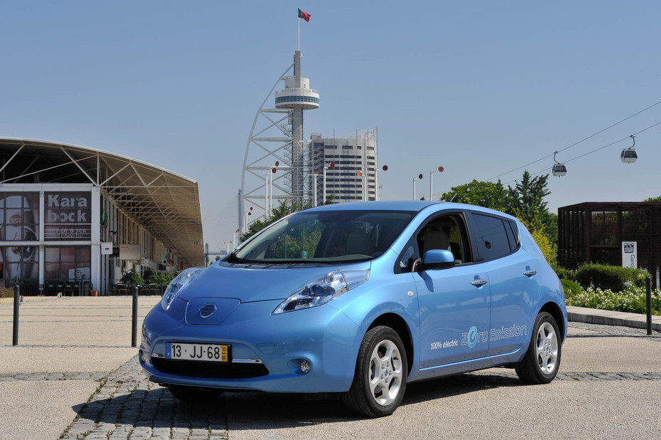 NISSAN LEAF ELECTRIC VEHICLE PLUGS INTO PORTUGAL'S FIRST CHARGING STATION